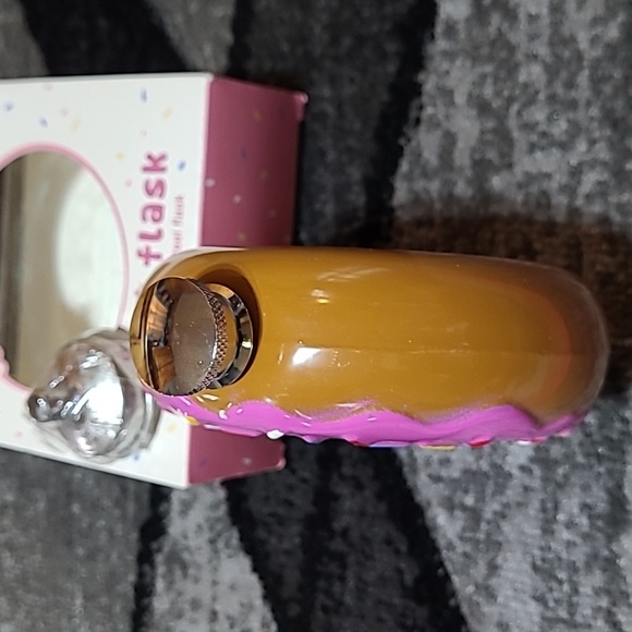 PINK SPRINKLE DONUT ๐ฉ 10-OZ STAINLESS STEEL TRAVEL FLASK - Picture 7 of 13